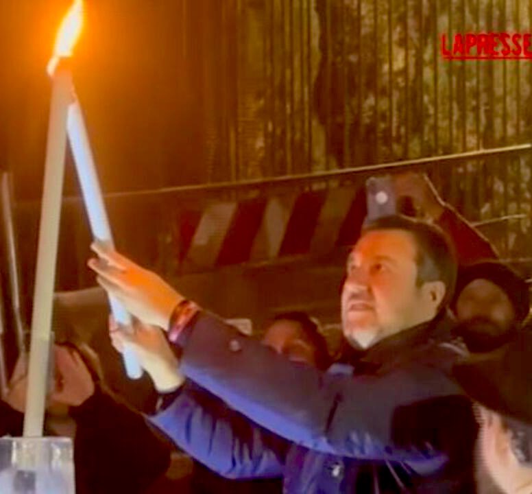 LorenzoCianti's tweet photo. Amici di centrodestra, 

se avete dubbi su come votare alle prossime elezioni politiche, ricordate:

• Chi, pur avendo molti difetti, sta dalla parte giusta della storia;

• Chi ha invitato un terrorista alla propria kermesse di partito. 

#Differenze https://t.co/UbjH5CferF