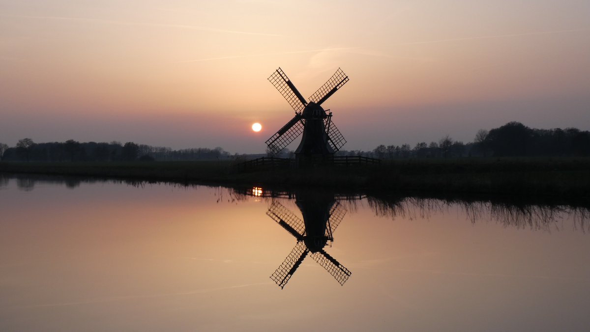 BjT_weer's tweet photo. Goedenavond
@weeronline @Weerplaza @BuienRadarNL @weerenradar_nl @nicolienkroon @WilliamHuizinga @onwukaa @mrmiddendorp @MeteoVoorne @helgavanleur @StormchaserNL
Een mooie #zonsondergang vanavond bij De #Tjongermolen in #Mildam #Friesland #DeTjonger https://t.co/hVu7bXludC