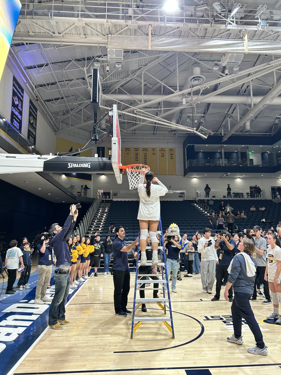 AndyFeeUCSD's tweet image. Combined 94 wins for @UCSDwbb &amp;amp; @ucsdmbb the past two seasons. @BigWestSports Tournament in Henderson, NV this week to defend their titles from last season. Help us continue to build our championship culture in the classroom &amp;amp; on the court! crowdsurf.ucsd.edu/campaigns/supp… #Boom 🔱🏀