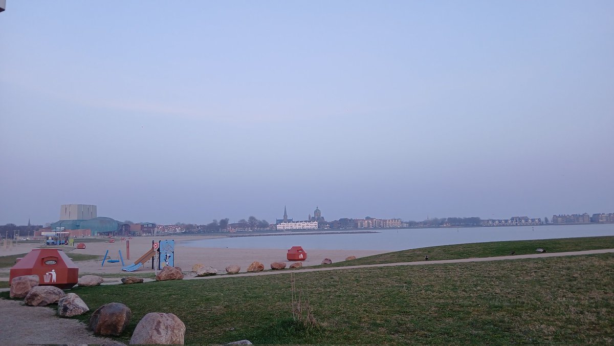 LovCharmingLady's tweet photo. Naarmate ik dichter bij de stad #Hoorn kwam,hoe meer #houtrook ik rook,het is #windstil vieze #gif dampen nodige mij niet uit!Ik keerde om en negeerde de stad! @Gemeente_Hoorn handhaven #verbodhoutstook @kwf_nl #longkanker gaan veel mensen aan dood #burgemeesterjannieuwenburg https://t.co/t2YsvZz6uT