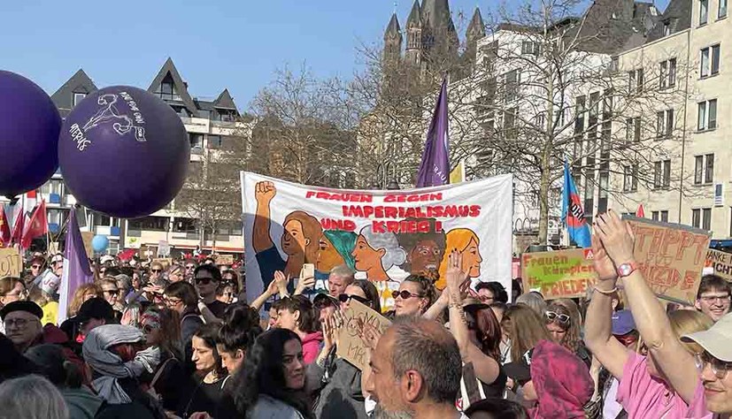 rotefahnenews's tweet photo. Beeindruckender Internationaler #Frauentag: „Nein, unsere Töchter und Söhne bekommt ihr nicht für Eure Kriege!“

Angesichts der gefährlich gewachsenen Gefahr eines Weltkrieges wurde dieses Thema auf den Aktionen zum 8. März in vielen Städten aufgegriffen.

https://t.co/wWD30zgjrb https://t.co/Y7ewZKNRGX
