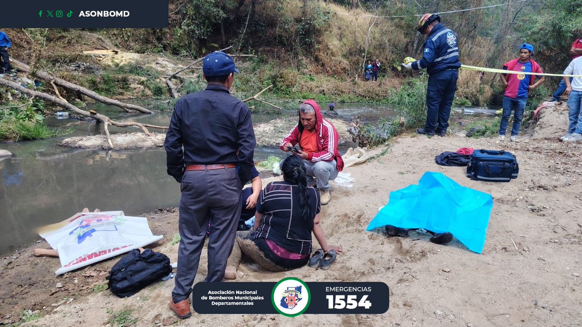 ASONBOMDGT's tweet photo. 🚨Personas fallecidas 🚨

Cantón Sepelá, Chichicastenango, Quiché, tres personas caen a una parte honda del Río Sepelá, elementos de la estación de @ASONBOMDGT de Chichicastenango logran rescatar a una mujer con vida, tras ser estabilizada es trasladada a la emergencia del hospital regional Santa Elena, en el lugar quedan un menor de 5 años y una persona de la tercera edad fallecidos por lo que se procede a notificar a las autoridades correspondientes.

#Emergencias #ASONBOMD #Quiché

#LineadeEmergencias1554
#LineadeEmergenciasWhatsApp50426314