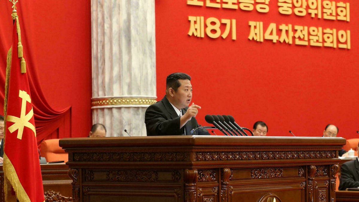 KimJongUnArabic's tweet photo. زعيم كوريا الشمالية : هذه الحرب لن تستمر طويلاً، أمريكا والكيان المحتل كان لديهم اهداف معية وتم تنفيذها بنجاح ومن وجهة نظرنا أنهم قلصوا قوة ايران مستقبلاً إلى 50% ايران قبل الحرب لن تكون مثلها بعد الحرب، لذلك نتوقع ان تتدخل الصين بجانب روسيا لوقف هذا العبث. https://t.co/aeLoczi0yw