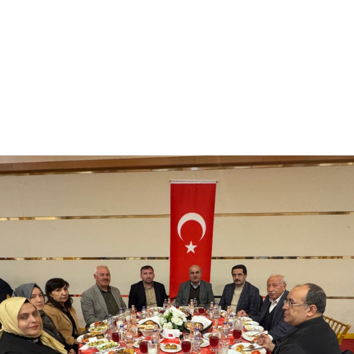 Büyük Şehir Belediye  Başkanımız Syn <a href="/samiermbb/">Sami Er</a>  Sizlerle aynı sofrada iftar açmak benim için büyük bir mutluluk. Bizi bu anlamlı sofrada misafir ettiği için kendisine teşekkür ediyor, Ramazan ayının bereket ve huzur getirmesini diliyorum.”