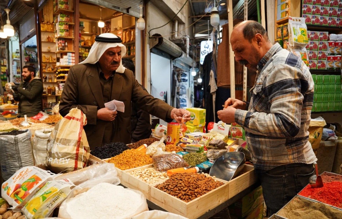 Luister goed.. want dit is zo un verhaal dat in het kamp begint bij een pot sterke koffie en eindigt met iemand die met een stok in het vuur prikt en zegt zie je wel, die idioten in Brussel steken overal hun neus in en daarna betaald de bevolking weer het dure brood.

Want