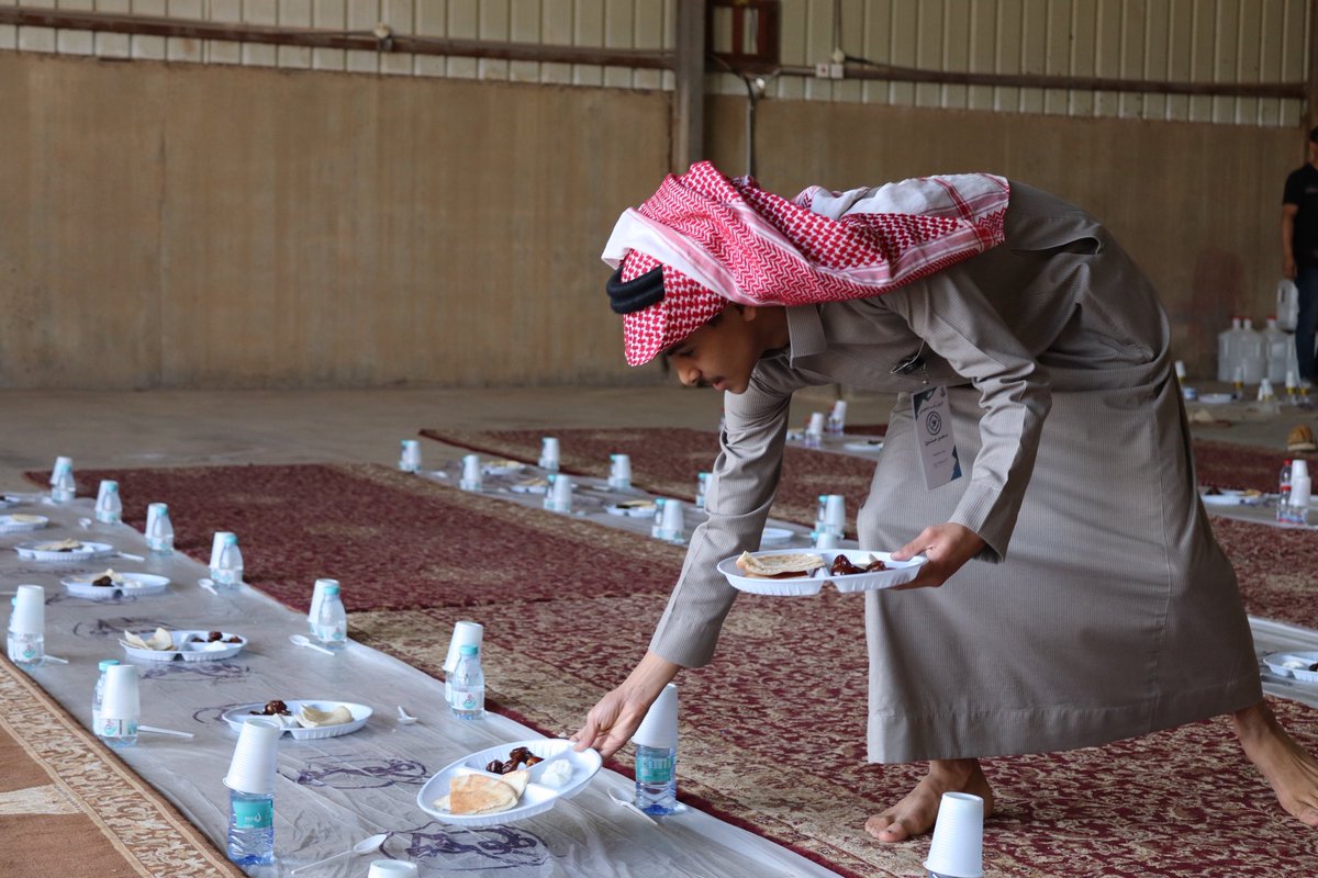 VolutaryCH's tweet photo. وذلك بالتعاون مع جمعية الدعوة بالفويلق، بالمساهمة في تنظيم إفطار الصائمين.
عطاءٌ يتجدد… وأيادٍ تعمل ابتغاء الأجر في هذه الليالي المباركة #عطاء #تطوع https://t.co/QuBe9cXbXx