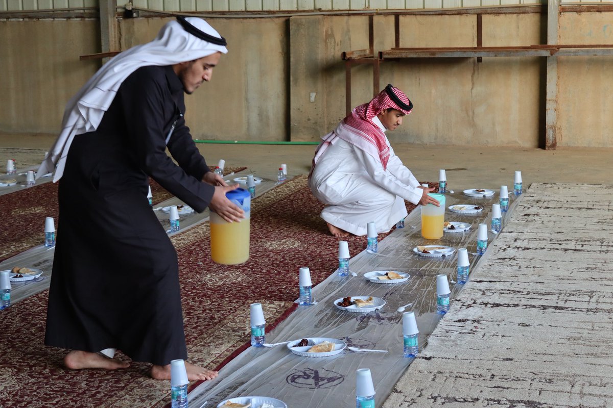 VolutaryCH's tweet photo. وذلك بالتعاون مع جمعية الدعوة بالفويلق، بالمساهمة في تنظيم إفطار الصائمين.
عطاءٌ يتجدد… وأيادٍ تعمل ابتغاء الأجر في هذه الليالي المباركة #عطاء #تطوع https://t.co/QuBe9cXbXx