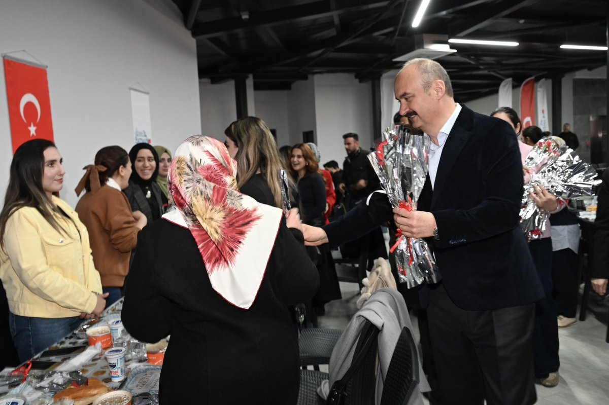 batmanvaliligi's tweet photo. 8 Mart Dünya Kadınlar Günü’nde Kadınlar İftarda Ağırlandı

Valimiz Ekrem Canalp ve eşi Dr. Ayten Canalp, Valiliğimiz tarafından “8 Mart Dünya Kadınlar Günü” vesilesiyle düzenlenen iftar programına katıldı.

Sivil Toplum Merkezi’nde düzenlenen programda; ilimizde faaliyet gösteren kadın sivil toplum kuruluşlarının temsilcileri, şehit aileleri, Aile Destek Merkezi ve Çok Amaçlı Toplum Merkezi yönetici ve kursiyerleri ile kadın kooperatiflerinin yöneticileri iftarda ağırlandı.

İftardan önce masaları tek tek dolaşan Valimiz ve eşi Dr. Ayten Canalp, programa katılan kadınlara gül takdim ederek 8 Mart Dünya Kadınlar Günü’nü kutladı.

Programda kadınlarla bir süre sohbet eden Valimiz, kadınların toplumsal hayatın her alanında önemli role sahip olduğunu belirterek, tüm kadınların 8 Mart Dünya Kadınlar Günü’nü kutladı. Valimiz, ayrıca birlik, beraberlik ve dayanışma duygularının en güzel şekilde yaşandığı mübarek Ramazan ayının hayırlara vesile olması temennisinde bulundu.

İftar programına; Vali Yardımcıları Ekrem Güngör, Gökhan Dolaş, Cengizhan Ankara ve Mustafa Caner Culukar ile eşleri de katıldı.
@icisleriSTi 
@canalpekrem 
@btmnbld