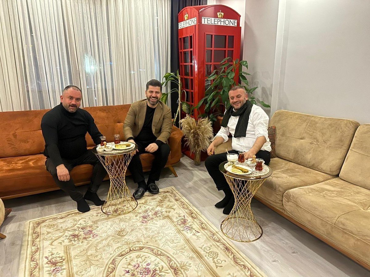 eyupilceakparti's tweet photo. Başkanımız @Muhmmtvanlioglu ile bu akşam iftardan sonra kıymetli dostlarımız Kuk ailesine misafiriz. Çay eşliğinde sohbetimiz koyu, gönüllerimiz bir.

Samimi misafirperverlikleri için Ayhan ve Gökhan Kuk’a teşekkür ederiz.

#BirOlmakRuhumuzdaVar
#MilletimizleİnancımızBir

@abdullahozdemir
@akpartiistanbul