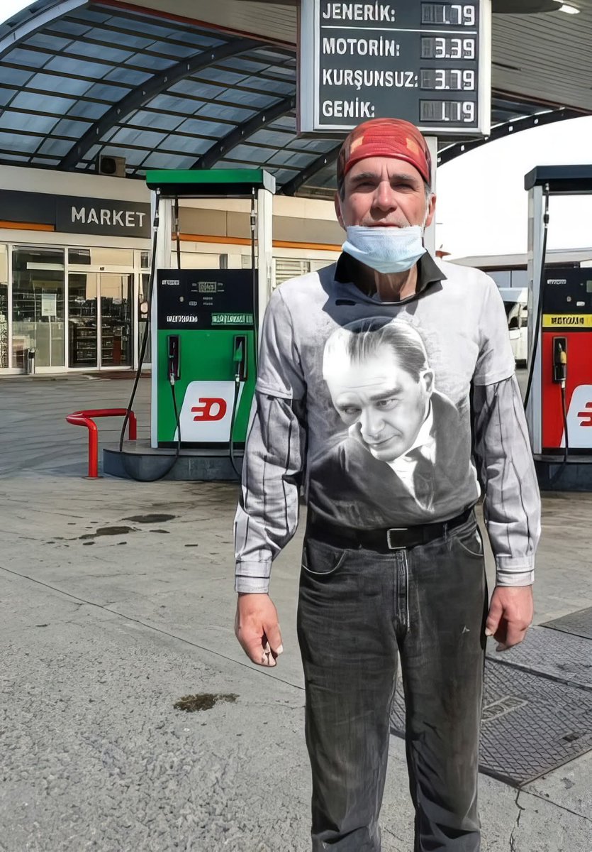 Amerika’da bir benzin istasyonunda kısa bir mola vermiştim.

Arabama doğru yürürken, bir kamyonetin yanımda yavaşça durduğunu fark ettim.

Kapı açıldı, yaşça büyük sonradan 72 olduğunu öğreneceğim bir adam araçtan indi.

Üzerindeki tişört gözümden kaçmadı.
Atatürk’ün resmi vardı
