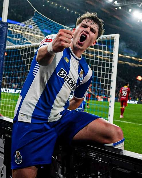 Imaginem ter 17 anos e serem titulares no seu primeiro Benfica Porto, e passarem a partir de hoje a ser pais do Otamendi 😂❤️