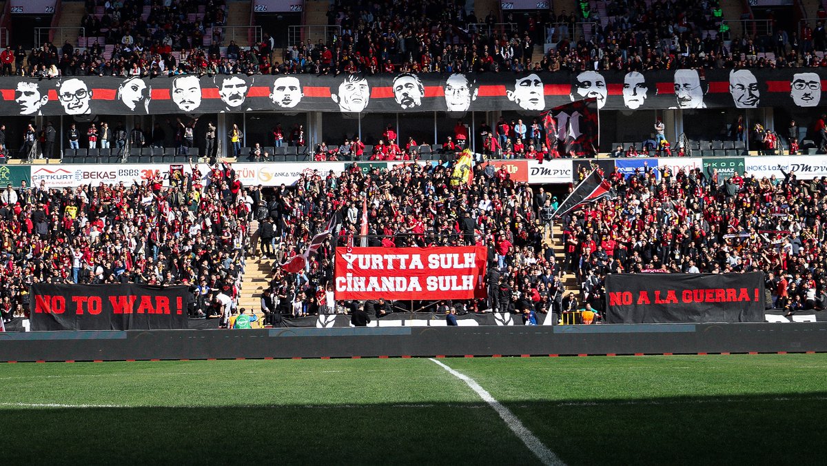 Eskisehirspor's tweet photo. İyi Geceler Büyük Eskişehirspor Taraftarı! 🖤❤️ https://t.co/ug8RsBYuen
