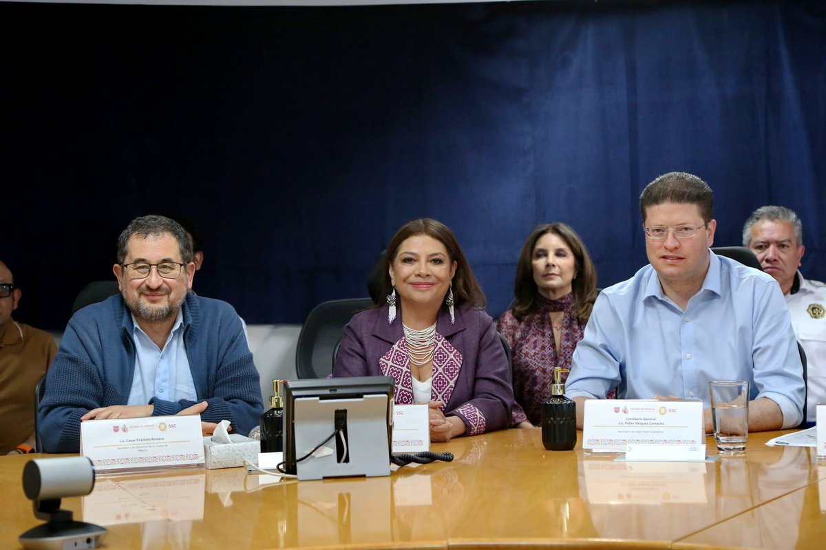 GobCDMX's tweet photo. ✨💜 #CiudadFeminista | En el marco del #8M la #JefaDeGobierno, @ClaraBrugadaM junto al Gabinete de Construcción de Paz y Seguridad de la Ciudad de México continúan monitoreando activamente para garantizar el libre derecho de manifestación de niñas, jóvenes y mujeres adultas en la #CapitalDeLaTransformación. 🙌🏻 🌆