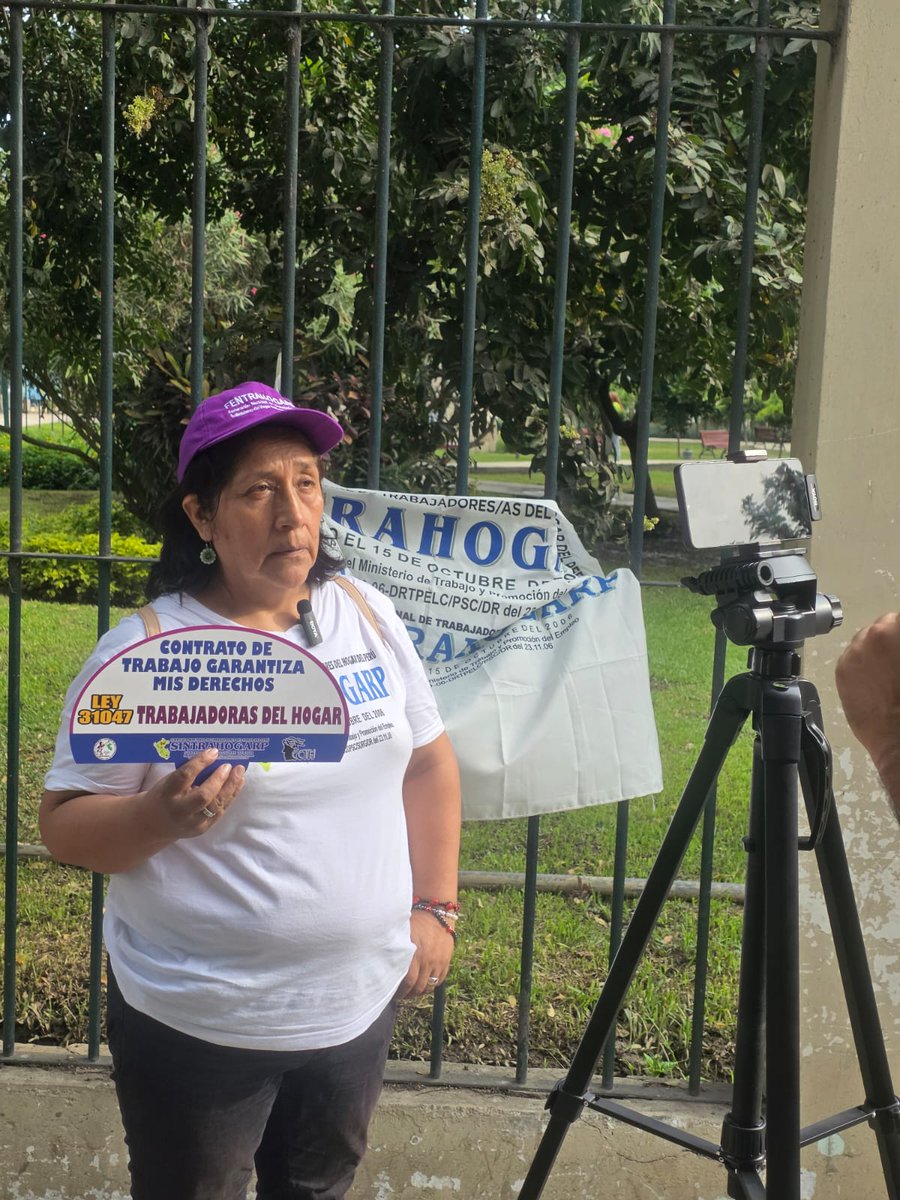 sintrahogarperu's tweet photo. El sector de trabajadoras del hogar marchó al frente del banner principal, alzando su voz por los derechos de todas las mujeres, especialmente de las trabajadoras del hogar. La movilización culminó en el Palacio de Justicia, reafirmando la lucha por una sociedad más justa.✊🏽 https://t.co/dk4twpb6pv
