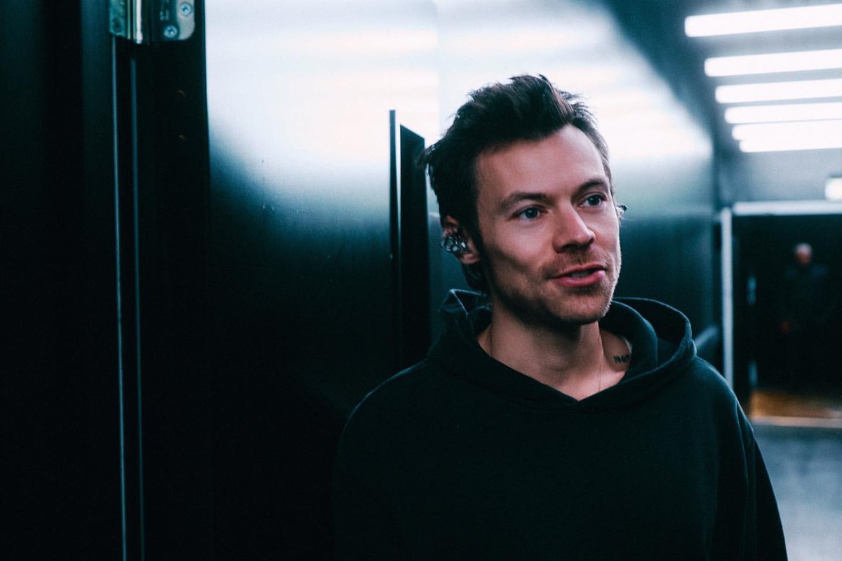 hsdaily's tweet photo. Harry via Instagram: One Night in Manchester. Out Now. https://t.co/uoqaYv0Ub4