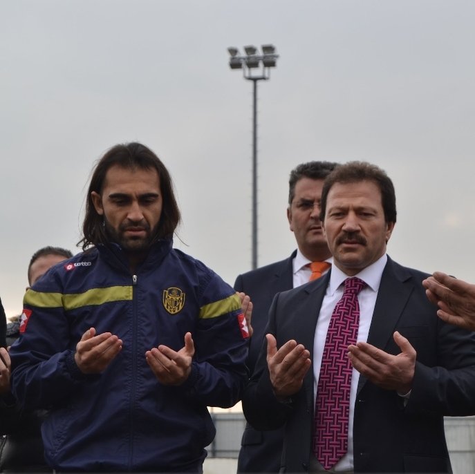 levoo_77's tweet photo. Futbol oynadığım dönemde başkanlığımı yapan @MehmetYiginer başkanım trafik kazası geçirmiş olup Ameliyata alınacak olan başkanımıza  Acil şifalar diliyorum🙏🙏 https://t.co/ZJG6kwweRn