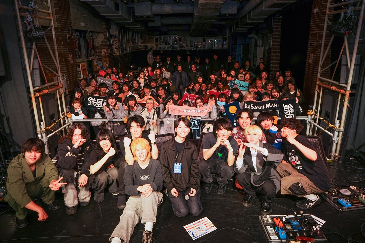 bousai_fes's tweet photo. BOUSAI FES 2026にご来場いただき、本当にありがとうございました。

このイベントは、「防災の大切さを伝え続けたい」という想いから、東日本大震災から15年を迎える今年、福島県郡山市で初めて開催しました。

結果として、多くのお客様にご来場いただけたことを本当に嬉しく思っています。

そして何より、出演を決めてくださった3組のアーティストの皆さまには感謝してもしきれません。
私は音楽業界に特別なつながりがあるわけでもなく、完全にゼロからのスタートでした。イベントの趣旨をお伝えし、お問い合わせをして、なんとか出演していただけないかとお願いするところから始まりましたが、3組ともすぐに出演を決めてくださいました。

打ち上げの際に、3組の皆さんが口を揃えて言ってくださったのは「イベントの趣旨に賛同したから出演を決めた」という言葉でした。もちろん、すべてのオファーを受けているわけではない中で、このイベントの想いに共感して出演してくださったことを本当に嬉しく思っています。

福島県では、かつて帰宅困難区域に指定されていた双葉町など、震災前に約7,000人が暮らしていた町でも、現在の居住者は約200人ほどにとどまっています。震災から年月が経った今も、人口が戻っていない地域はまだ多くあります。
福島の現状は、全国メディアで報じられていることだけではありません。

そんな「福島の今」を、少しでも多くの人に知ってもらうきっかけを作りたい。
その想いから、今回このイベントを福島で初開催しました。

SNSでは
「はじめての福島、最高だった」
「終演後に飲食店をはしごした」
といった投稿も見られ、本当に嬉しく思っています。

福島を堪能してもらい、福島のファンを増やしたいという想いから、終演後にリストバンド提示で郡山駅前の飲食店でお得なサービスを受けられる企画も実施しました。実際に多くの方が街を歩き、楽しんでくださったことは、主催者として本当に嬉しい出来事でした。

また、anewhiteの皆さんが翌日に福島県内を観光してくださったことも、とても嬉しく思っています。アーティストの皆さんにも福島の魅力を感じていただけたことは、主催者として本当に嬉しいことでした。

今回の開催を通して、「最高のイベントを作れた」と自信を持って言える1日になりました。来年以降は郡山だけでなく、福島全体を知っていただけるような企画もつくっていきたいと考えています。

今後についてですが、近いうちに正式なアナウンスをさせていただければと思います。3月は福島で開催し、それ以外の時期には都内などでも開催できればと考えています。

このイベントのファンを増やし、日本全国から3月に福島へ人が集まる流れをつくりたい。そんなイベントに育てていきたいと思っています。

このイベントはこれからも続けていきます。
どうか来年も来てください！

最後に、このイベントに関わってくださったすべての皆さまに、改めて心から感謝を申し上げます。本当にありがとうございました。

BOUSAI FES 2026 実行委員長
隂山 弘暉

#BFS26
@teppu_tokyo 
@anewhite_044 
@rusantiman_band