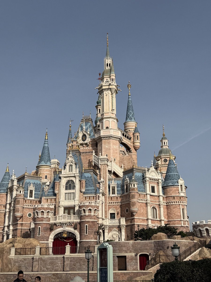 เราแนะนำ เซี้ยงไฮ้ค่า คือจึ้งมากก เป็นการไปจีนครั้งแรกกประทับใจ ทริปไปกับเพื่อน 14 คน  เดินทางง่าย ด้วย Didi หารกับเพื่อนคือถูกมาก ไม่ต้องแลกเงินเลย เราใช้ Kbank Union pay กับ Alipay สแกนจ่ายได้เลยสะดวกสุดๆ อาหารถูกปาก ราคาดี บางร้านคือคุ้มมาก เช่น New Suki บุฟไม่เกิน 700