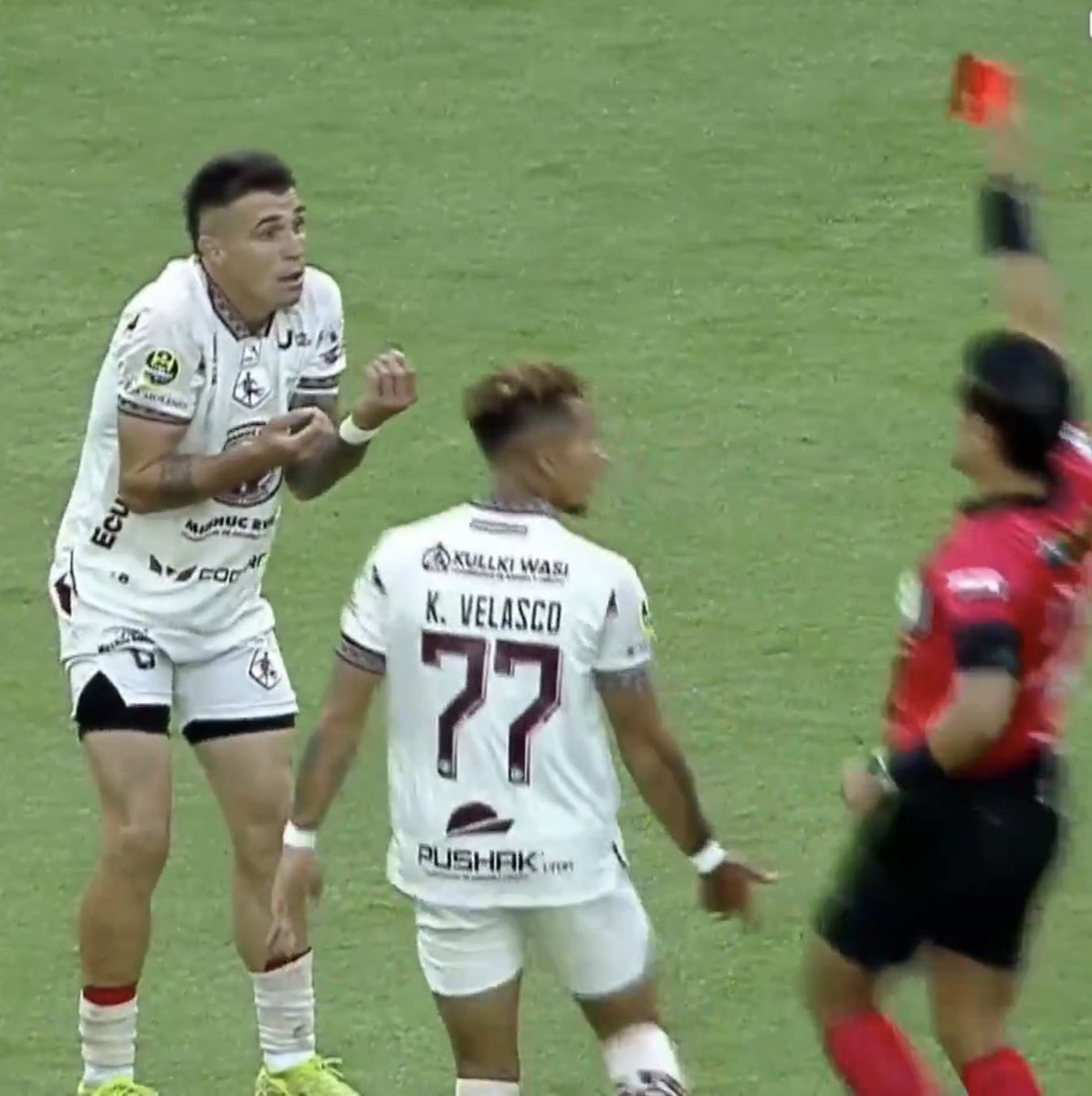 El rostro de Brian Negro:
1) de muy malo, después de fracturar la pierna de Jean Pierre Arroyo.
2) de sorpresa, después de ser expulsado.

Jugadores así no deberían poder volver a jugar en el fútbol ecuatoriano. No deberían jugar nunca más en ninguna parte del mundo.