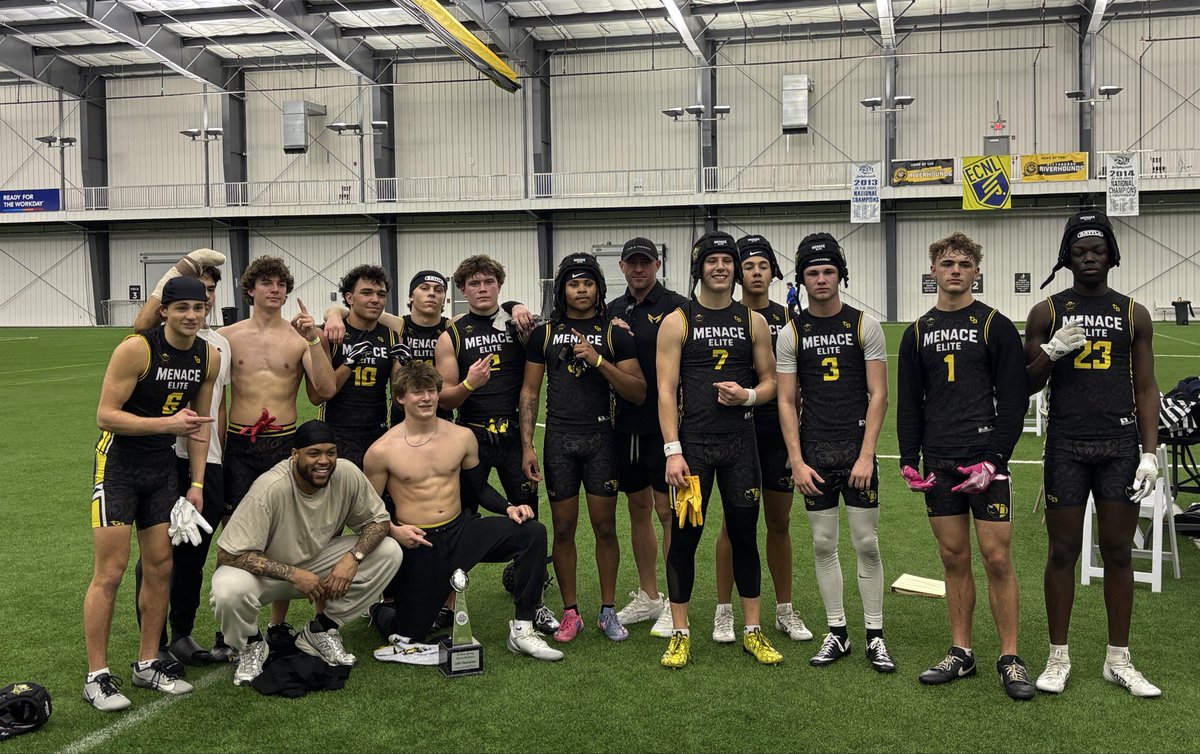 KaidanSchmelly1's tweet photo. 18u CHAMPS at PA ELITE March Madness Championship #MidwestMenaceElite #18u #Classof2028 #WR #CentralOhio Grateful for my teammates and coaches 🙏🏼 All glory to God https://t.co/MRnf7bbxN3