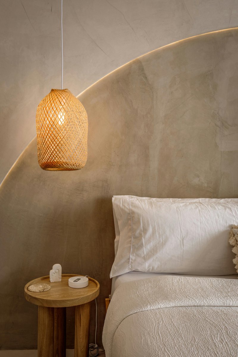 cozyhomedreams's tweet image. A well-placed lamp can completely change the mood of your bedroom. Soft lighting makes the room feel calm, warm, and relaxing. 

 cozyhomedreams.com

#bedroomlighting #homedecorideas #cozyroom #bedroomdesign #decorstyle #interiorinspiration #bedroomdecorating #homedecorlove