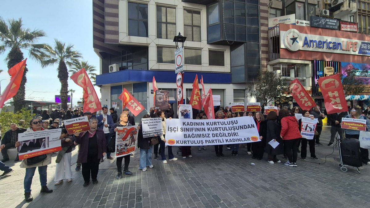 📍| İzmir

Halk Kurtuluşçu Liseliler olarak 8 Mart Emekçi Kadınlar Günü'nde HKP tarafından İzmir'de gerçekleştirilen basın açıklamasına katıldık.

Kadın Erkek El Ele, Örgütlü Mücadeleye!