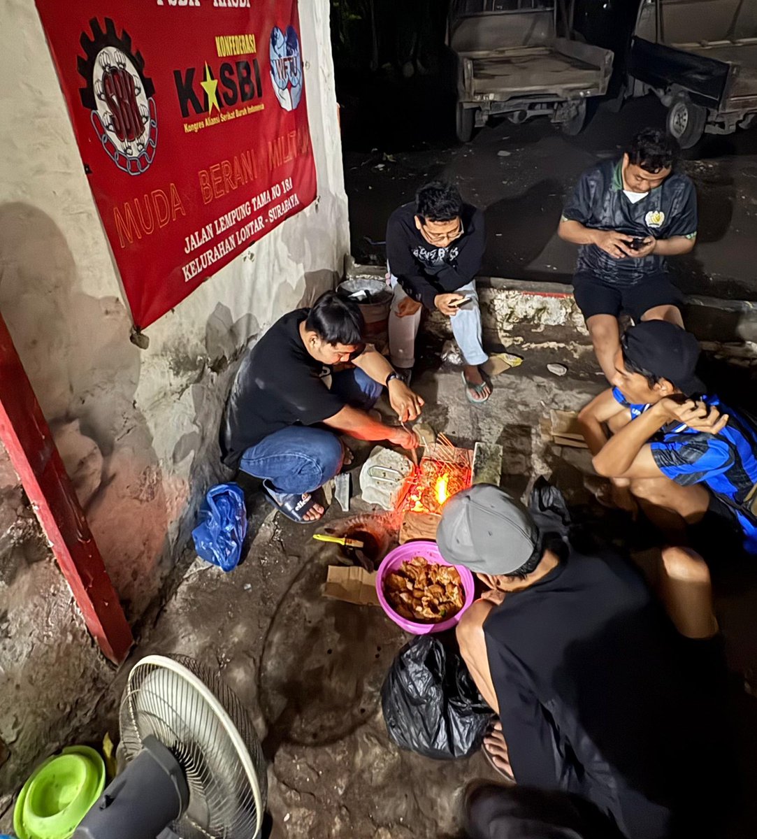 Bonarki1927's tweet photo. Alhamdulillah masih bisa bertemu dengan adik adik panti , setiap materi yg kita keluarkan akan menjadi berlah di kemudian hari . Terimakasih para support dan donatur yg sudah menyisihkan rezeki nya #agendatahunan #weareenergiofpersebaya #bonarki #manukan https://t.co/SLyoEPOsjq