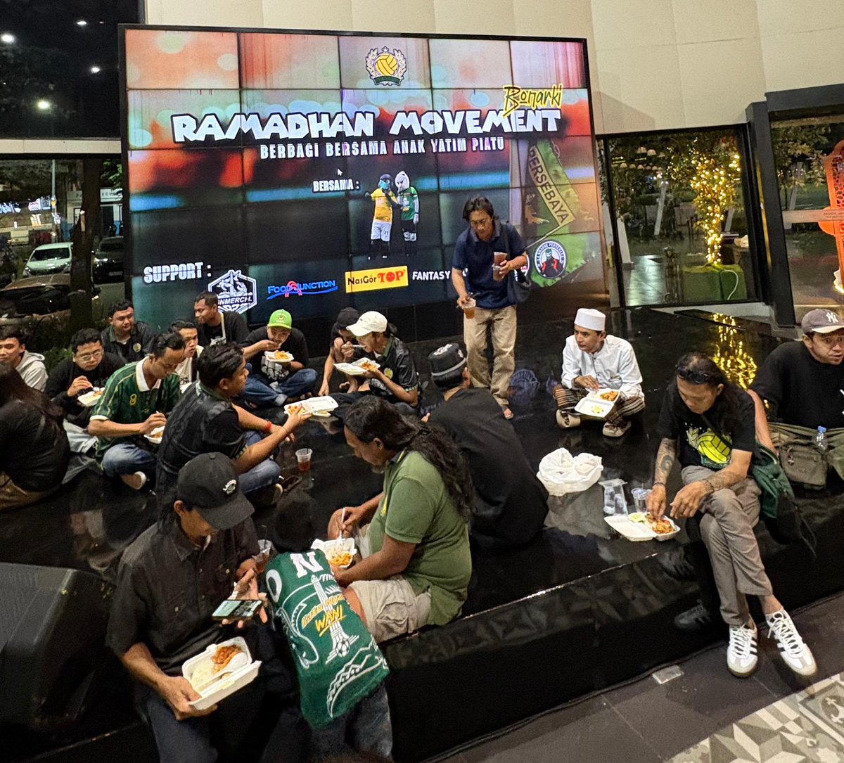 Bonarki1927's tweet photo. Alhamdulillah masih bisa bertemu dengan adik adik panti , setiap materi yg kita keluarkan akan menjadi berlah di kemudian hari . Terimakasih para support dan donatur yg sudah menyisihkan rezeki nya #agendatahunan #weareenergiofpersebaya #bonarki #manukan https://t.co/SLyoEPOsjq