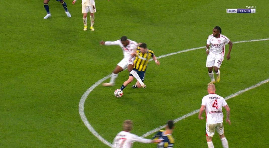 Adam gözünün önündeki topla alakası olmayan şu pozisyonu oynattı 

2 gol olan kaç kere duran oyunu bu sefer 5 dk uzattı 

Aynı sevinci Toreira yapınca sarı yok Mateo yapınca sarı kart

Burada susarak bir şey kazanılmıyor artık yeter bir şey yapın