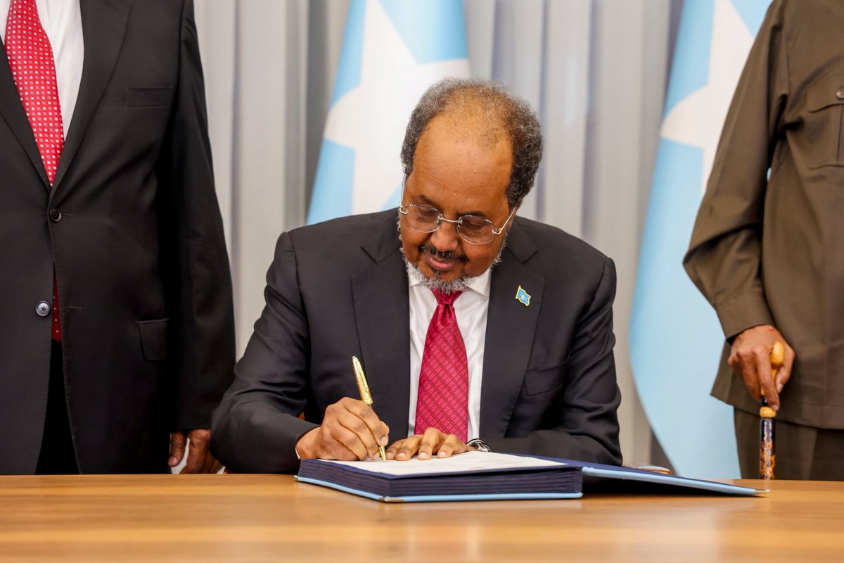 IbrahimGudle's tweet photo. Guddoomiyaha Golaha Shacabka ee BJFS Mudane Sheekh Aadan Maxamed Nuur (Madoobe) ayaa ka qeyb galay munaasabadda Madaxweynaha Jamhuuriyadda uu ku saxiixayey Dastuurka Jamhuuriyadda Soomaaliya oo uu dhowaan ansixiyey Baarlamaanka Jamhuuriyadda Federaalka Soomaaliya labadiisa Aqal. https://t.co/sI7pTtjccv