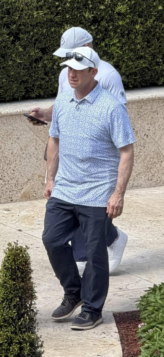 mike_eggs's tweet photo. @GovPressOffice Whoever this is, truly one of the worst outfits I’ve ever seen. https://t.co/bE8SmuMqt9