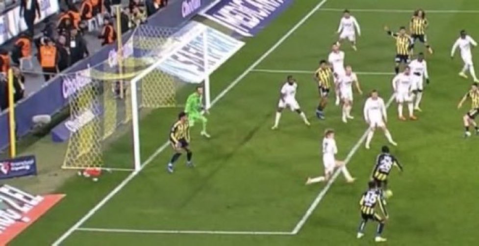 av_memisoglu's tweet photo. Artık süperlig’de ofsayt, tanımı olmayan bir terim.  Fener atarsa gol. https://t.co/1cJSMJJYYn