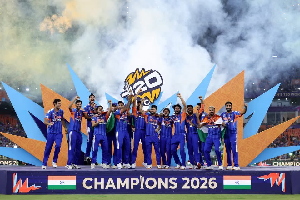 ashwiniksarangi's tweet photo. The trophy returns home. Pride of a billion hearts. 🇮🇳🏆
#TeamIndia #MenInBlue #T20WorldCup #Champions #PrideOfIndia #CricketGlory #TrophyHome #INDvNZ https://t.co/kqlFkMKyy2