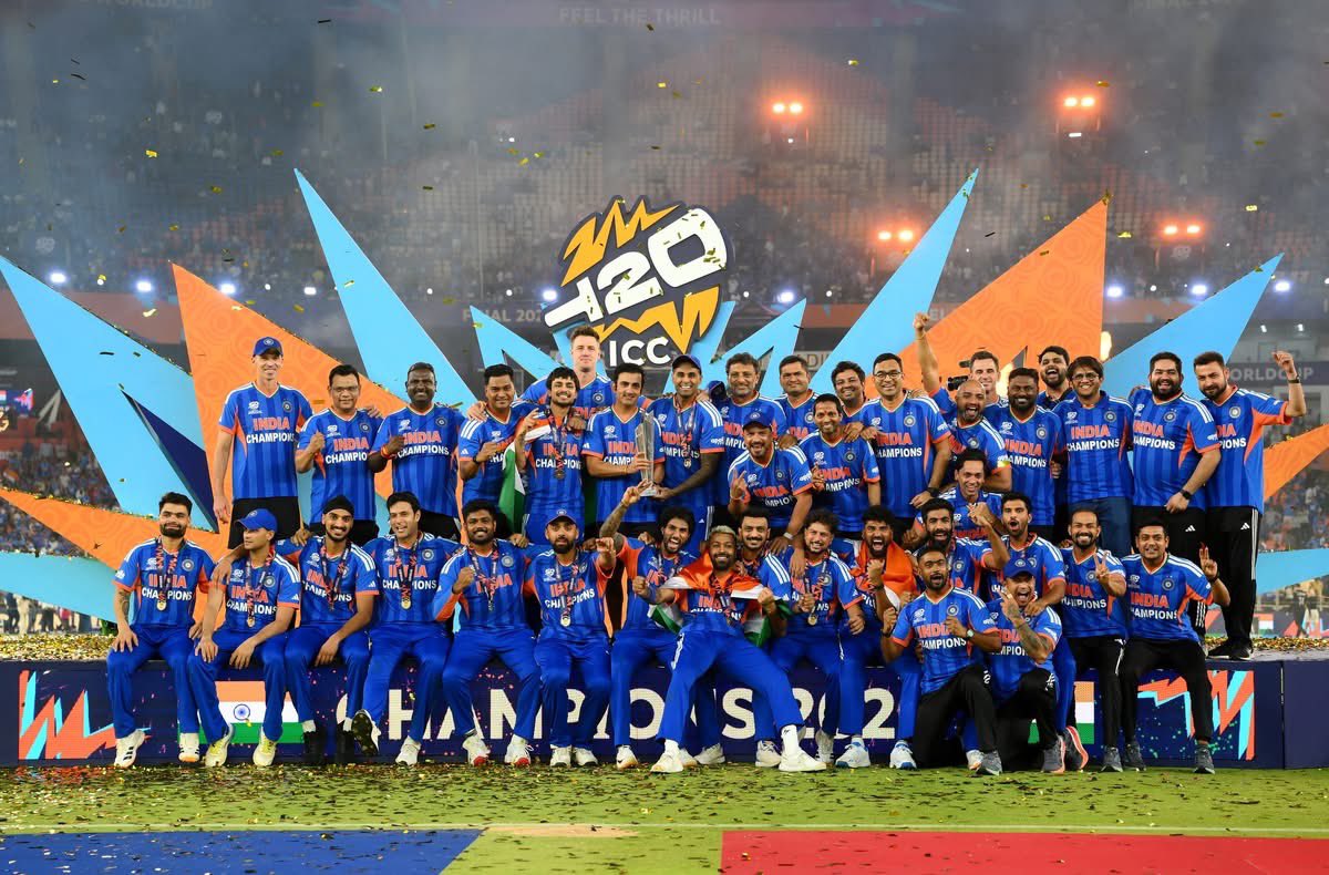 ashwiniksarangi's tweet photo. The trophy returns home. Pride of a billion hearts. 🇮🇳🏆
#TeamIndia #MenInBlue #T20WorldCup #Champions #PrideOfIndia #CricketGlory #TrophyHome #INDvNZ https://t.co/kqlFkMKyy2