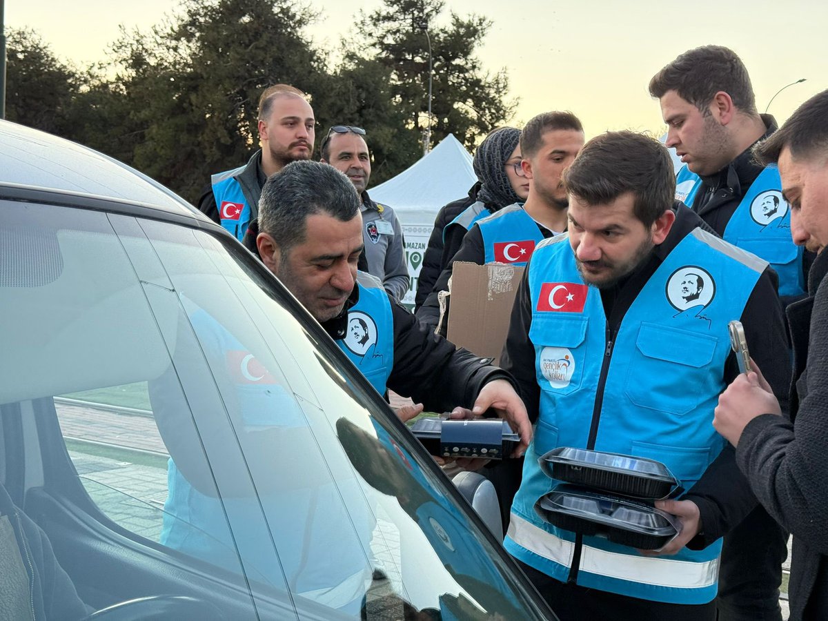 avmustafadurmus's tweet photo. 📍 Üniversite Meydanı

AK Parti Gaziantep Milletvekilimiz Bünyamin Bozgeyik’in katılımlarıyla, trafikte iftara yetişmeye çalışan hemşehrilerimize “İftara 5 Kala” programı kapsamında ikramlıklarımızı ulaştırdık. 🌙

Ramazan’ın bereketini paylaşmanın, bir tebessüme vesile olmanın mutluluğunu yaşadık. Yoğun trafikte iftara yetişmeye çalışan hemşehrilerimize küçük bir ikramla eşlik ettik. 🤲

Siz iftara yetişemezseniz, AK Gençlik Gaziantep size yetişir. 😊

@BBozgeyik_27