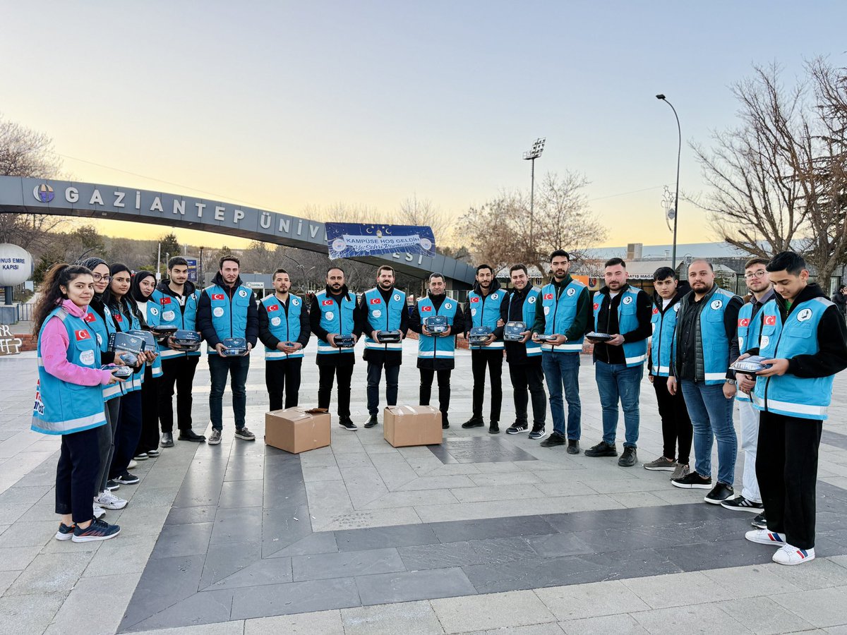 📍 Üniversite Meydanı

AK Parti Gaziantep Milletvekilimiz Bünyamin Bozgeyik’in katılımlarıyla, trafikte iftara yetişmeye çalışan hemşehrilerimize “İftara 5 Kala” programı kapsamında ikramlıklarımızı ulaştırdık. 🌙

Ramazan’ın bereketini paylaşmanın, bir tebessüme vesile olmanın
