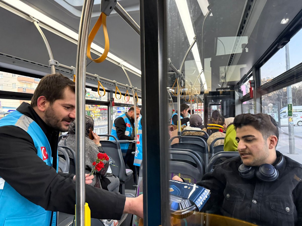 avmustafadurmus's tweet photo. 📍 Üniversite Meydanı

AK Parti Gaziantep Milletvekilimiz Bünyamin Bozgeyik’in katılımlarıyla, trafikte iftara yetişmeye çalışan hemşehrilerimize “İftara 5 Kala” programı kapsamında ikramlıklarımızı ulaştırdık. 🌙

Ramazan’ın bereketini paylaşmanın, bir tebessüme vesile olmanın mutluluğunu yaşadık. Yoğun trafikte iftara yetişmeye çalışan hemşehrilerimize küçük bir ikramla eşlik ettik. 🤲

Siz iftara yetişemezseniz, AK Gençlik Gaziantep size yetişir. 😊

@BBozgeyik_27