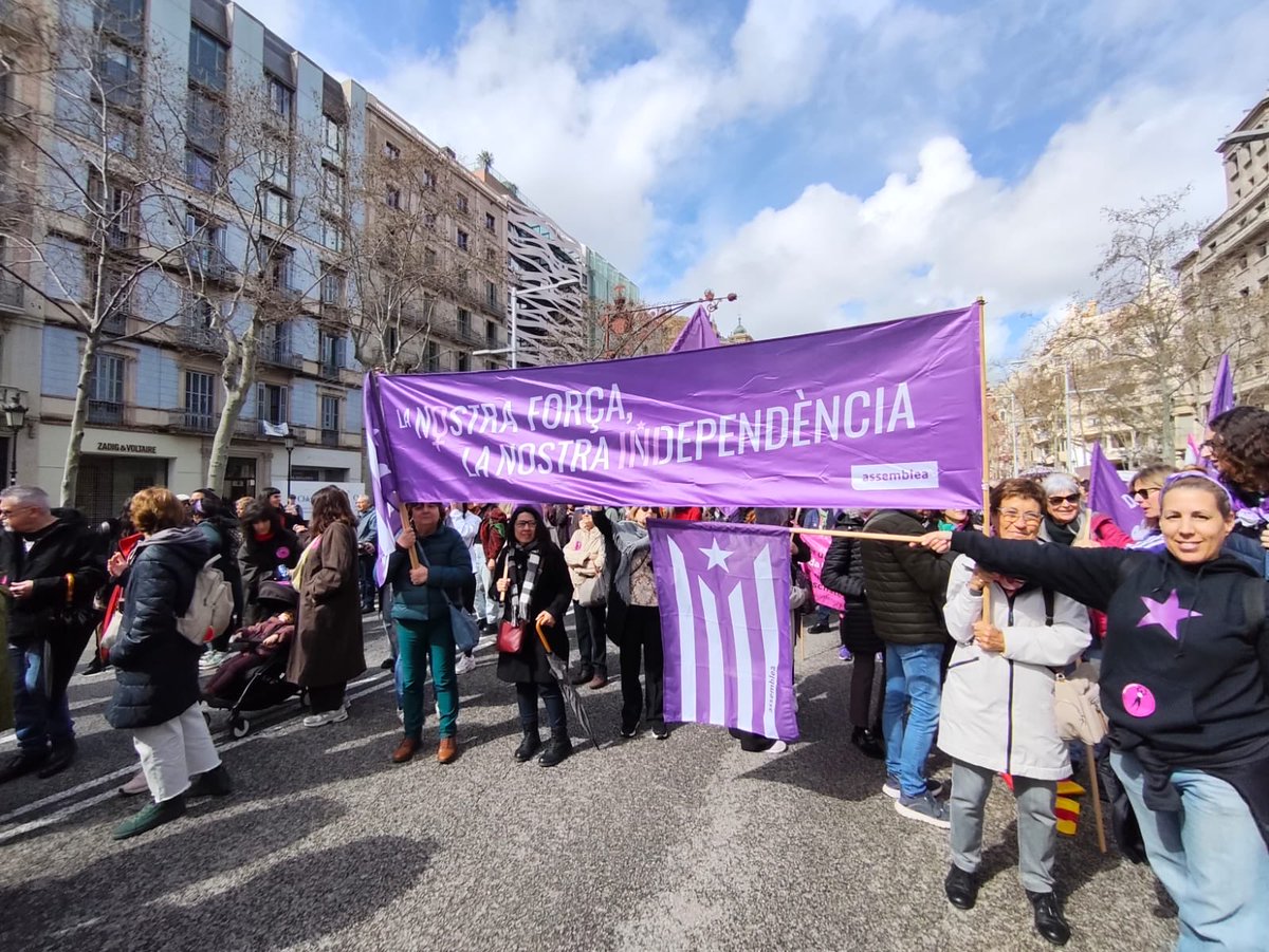 massiva resposta de les dones independentistes que s’han manifestat aquest matí per la lluita dels drets de les dones en contra de l’explotació i desigualtat. Sols en una Catalunya lliure és podrà guanyar la llibertat plena per tots els col.lectius. Luitem per la independència