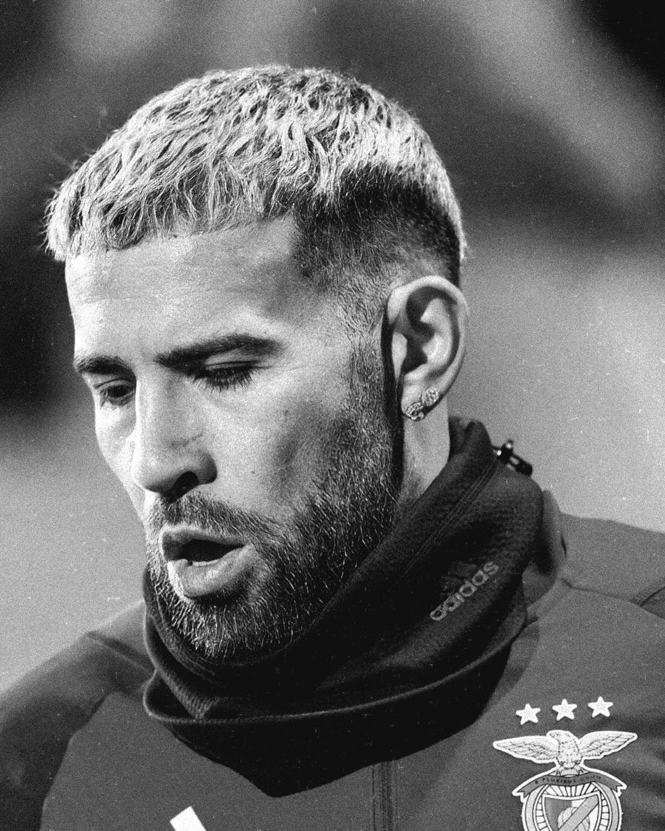 🚨 DESOLADOR 🚨 

Otamendi encontrado com vida no balneário do Benfica.