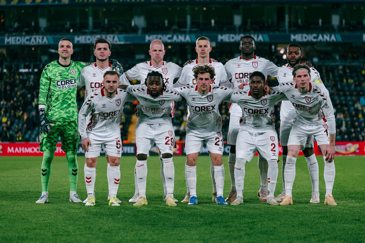 Sahada erkek gibi mücadele eden takımımızı canı gönülden kutluyorum son zamanlarda gördüğümüz en iyi Samsunspordu hepinizin ayağına emeğine sağlık. Şer yuvasından mağlup ayrılıyoruz onların hakemleri kokuşmuş düzenleri var bizimse sadece şerefli mücadelemiz 👊