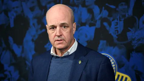 Här har vi mannen som lyckades med konststycket att radera det svenska försvaret, bjuda in hela världen på skattebetalarnas nota och sedan casha in hos en kinesisk diktatur-bank. Fredrik Reinfeldt är sinnebilden av en politisk arkitekt som ritade om Sverige till ett korthus,