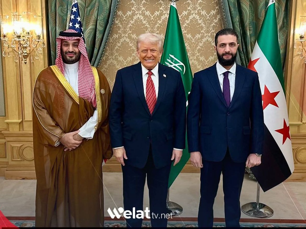 Aquí está Trump ( el amigo de Vox y el PP ) con los islámicos que sí le gustan, no con los que viven su fé en paz ni  con Irán que permite la diversidad religiosa, sino con los que degüellan cristianos y matan a nuestro pueblo en Atocha o Barcelona.