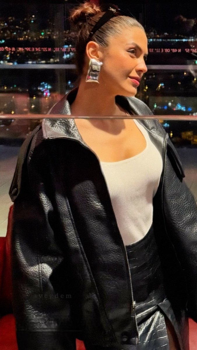 Güzel ve bunun farkında 🖤✨
Sana bayılıyorumm kadın <a href="/birandamlayz/">Biran Damla Yılmaz</a> 
#BiranDamlaYılmaz