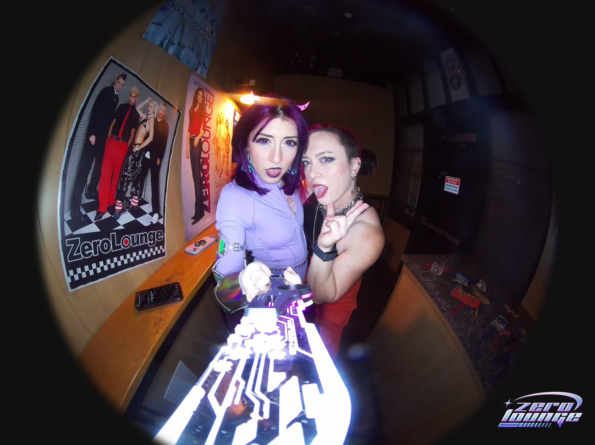 chompy gigante 🎃💜 #caitvi tweet media