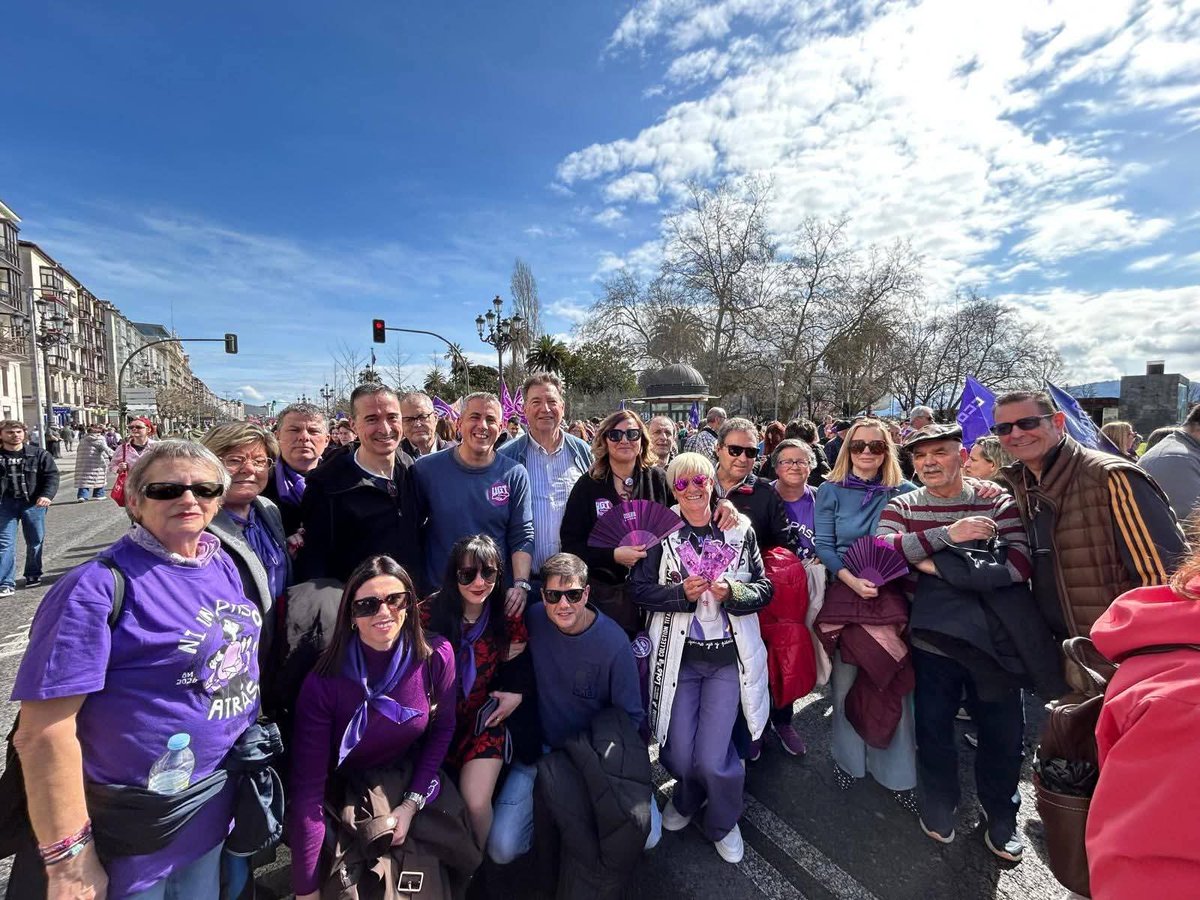 Ainaraleka's tweet photo. Un año mas, los socialistas cántabros acudimos a la manifestación del 8-M.

Estando donde debemos de estar...en la calle con nuestra gente...con nuestras mujeres.
#Cantabria
#Psoe🌹 #8DeMarzo💜 https://t.co/PpRT45RLEi