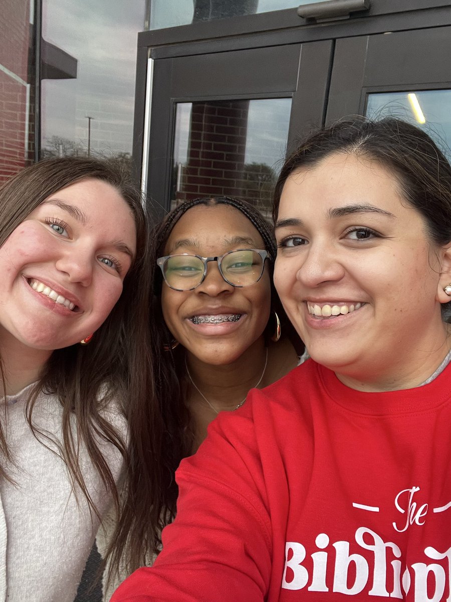 Ozzys_at_PHS's tweet photo. I think we all came home with a longer TBR list! 📚Thank you @nttbfest for such a wonderful day! ✨Another huge thank you to Coach Johnson for getting us there and back home. We loved getting to hang out with some of our Parkhill friends too! #PHSlibrary #TxASL #RISDDreamBig https://t.co/pxwYKvjCFn