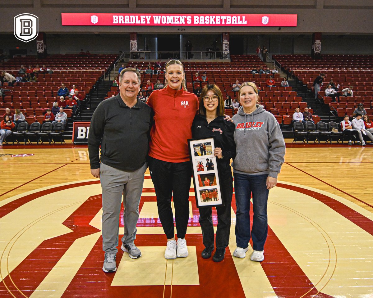 BradleyWBB's tweet photo. Thank you Seniors❤️ https://t.co/SNxqZAPj4A