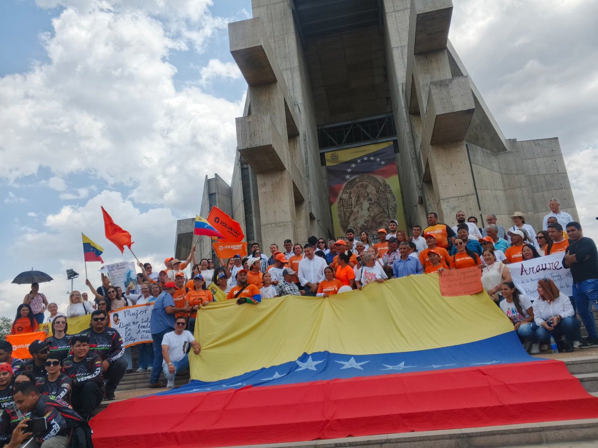 Freddy Superlano acudió a la Basílica Santuario de Nuestra Señora de Coromoto para orar y agradecer a Dios y a la Virgen por su libertad y por la liberación de los presos políticos en Venezuela. 🇻🇪

Durante la visita pidió por quienes aún siguen injustamente tras las rejas, por