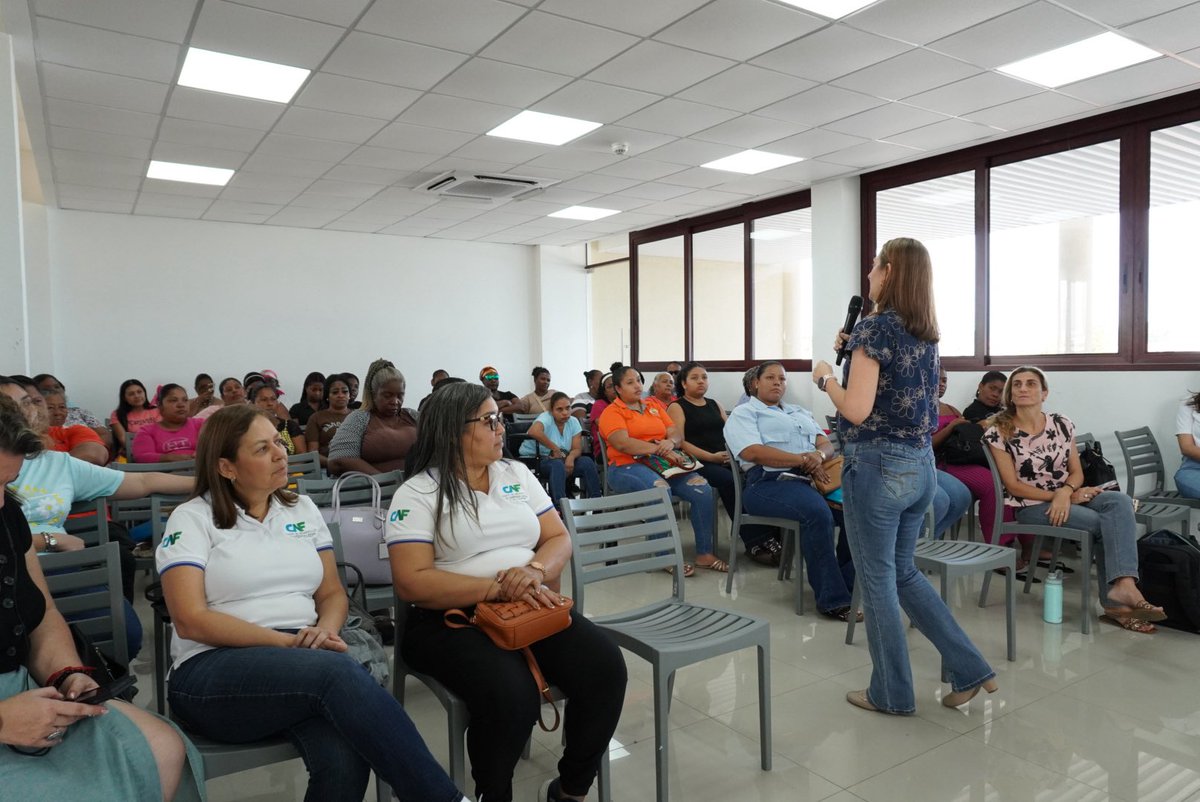 AgendaCAF's tweet photo. En CAF conmemoramos el #8M con acciones concretas para impulsar el desarrollo y la autonomía económica de las mujeres.

En Colón, Panamá, se realizó un nuevo taller del proyecto “Empoderamiento en Acción: Mujeres de Colón Rompiendo Barreras”, dirigido a mujeres emprendedoras del Caribe panameño.

La iniciativa fortalece sus capacidades para emprender y generar ingresos mediante formación en liderazgo, gestión empresarial, finanzas, ventas, comunicación efectiva y trabajo en equipo.

Además, durante los talleres se ofrece servicio de cuido para niños y niñas en un espacio con actividades educativas y recreativas, facilitando la participación de las emprendedoras.

Este esfuerzo es posible gracias a una alianza público-privada con CAF, Generadora Gatún, Terpel, la Alcaldía de Colón, el Centro de Arte y Cultura de Colón, la @FundacionOla de Igualdad y @fudessos.