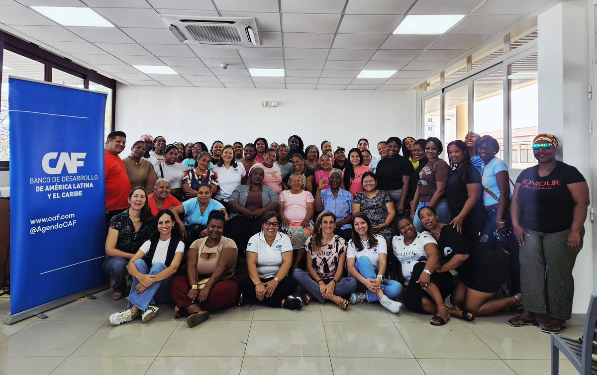 AgendaCAF's tweet photo. En CAF conmemoramos el #8M con acciones concretas para impulsar el desarrollo y la autonomía económica de las mujeres.

En Colón, Panamá, se realizó un nuevo taller del proyecto “Empoderamiento en Acción: Mujeres de Colón Rompiendo Barreras”, dirigido a mujeres emprendedoras del Caribe panameño.

La iniciativa fortalece sus capacidades para emprender y generar ingresos mediante formación en liderazgo, gestión empresarial, finanzas, ventas, comunicación efectiva y trabajo en equipo.

Además, durante los talleres se ofrece servicio de cuido para niños y niñas en un espacio con actividades educativas y recreativas, facilitando la participación de las emprendedoras.

Este esfuerzo es posible gracias a una alianza público-privada con CAF, Generadora Gatún, Terpel, la Alcaldía de Colón, el Centro de Arte y Cultura de Colón, la @FundacionOla de Igualdad y @fudessos.